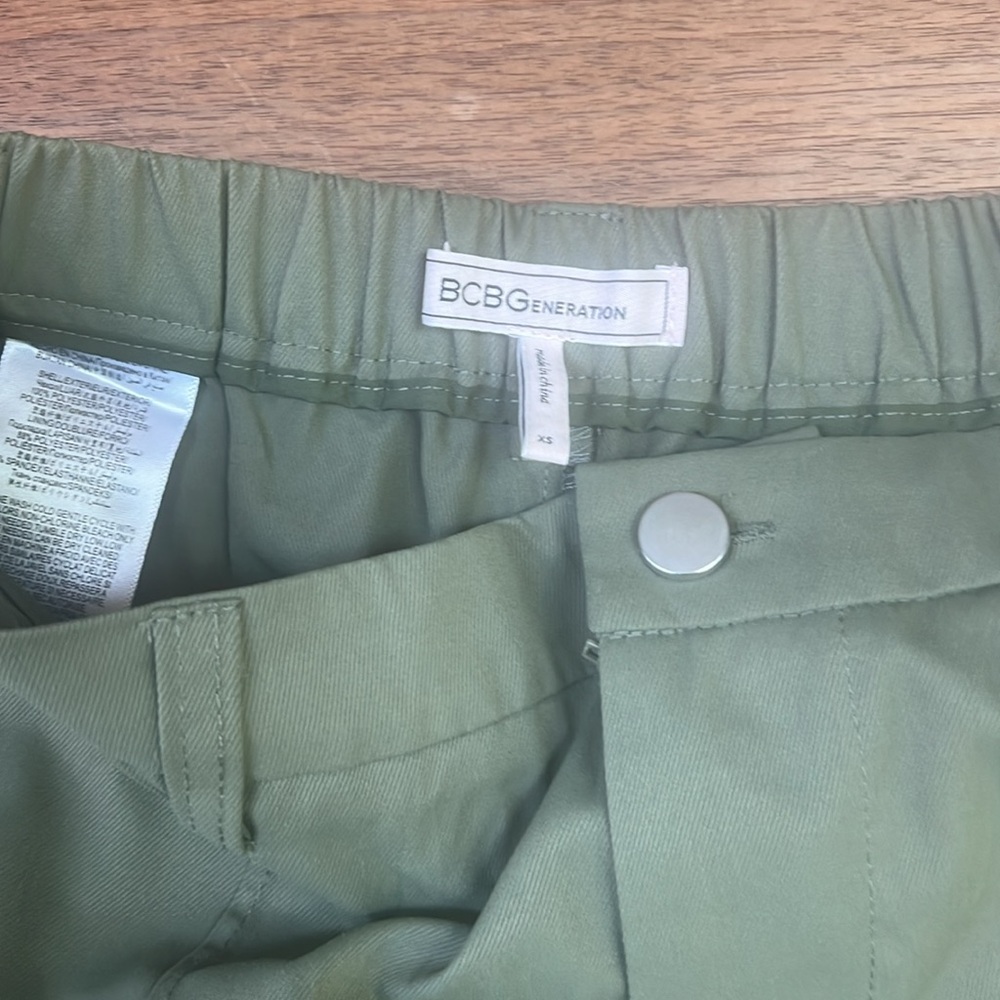 BCBGeneration Women's Relaxed Flare Leg Cargo Pant with Pockets - Picture 4 of 5